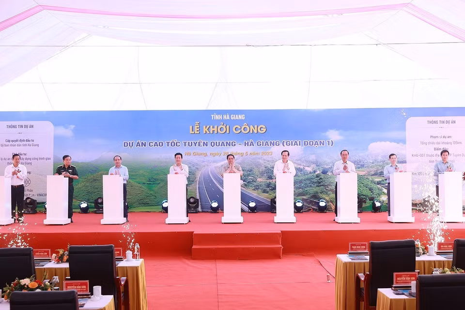Thủ tướng Phạm Minh Chính và các đại biểu khởi công Dự án cao tốc Tuyên Quang-Hà Giang giai đoạn 1. (Ảnh: Dương Giang/TTXVN)