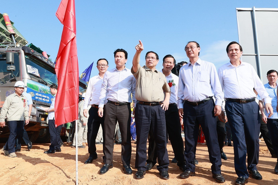 Thủ tướng Phạm Minh Chính thị sát công trường thi công Dự án cao tốc Tuyên Quang-Hà Giang giai đoạn 1. (Ảnh: Dương Giang/TTXVN)