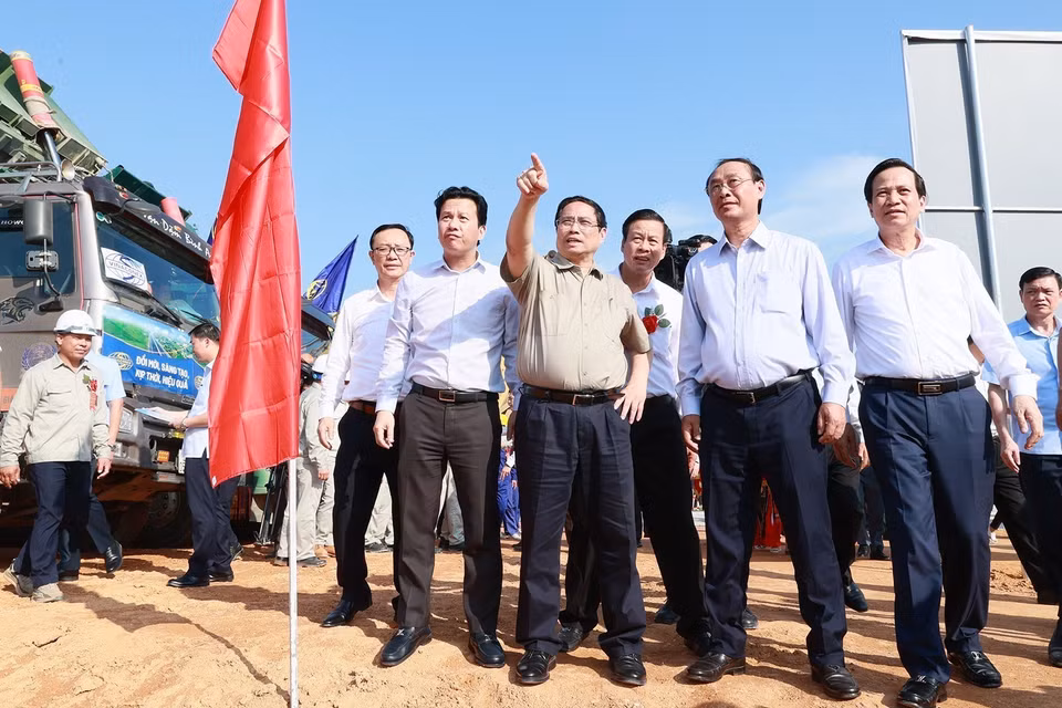 Thủ tướng Phạm Minh Chính thị sát công trường thi công Dự án cao tốc Tuyên Quang-Hà Giang giai đoạn 1. (Ảnh: Dương Giang/TTXVN)