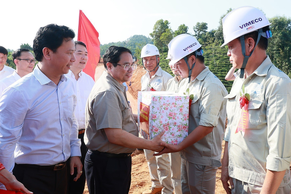 Thủ tướng Phạm Minh Chính tặng quà công nhân thi công Dự án cao tốc Tuyên Quang-Hà Giang giai đoạn 1. (Ảnh: Dương Giang/TTXVN)