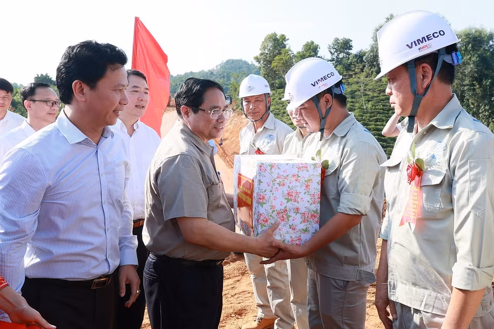 Thủ tướng Phạm Minh Chính tặng quà công nhân thi công Dự án cao tốc Tuyên Quang-Hà Giang giai đoạn 1. (Ảnh: Dương Giang/TTXVN) 