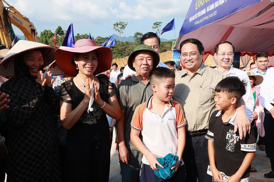 Thủ tướng Phạm Minh Chính với nhân dân và đồng bào dân tộc khu vực Dự án cao tốc Tuyên Quang-Hà Giang. (Ảnh: Dương Giang/TTXVN)