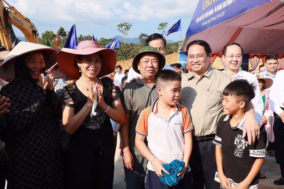 Thủ tướng Phạm Minh Chính với nhân dân và đồng bào dân tộc khu vực Dự án cao tốc Tuyên Quang-Hà Giang. (Ảnh: Dương Giang/TTXVN)