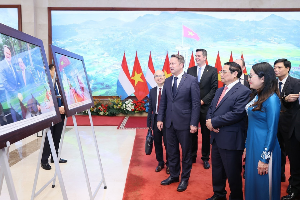  Thủ tướng Phạm Minh Chính và Thủ tướng Đại Công quốc Luxembourg Xavier Bettel tham quan Trưng bày ảnh của Thông tấn xã Việt Nam về hợp tác giữa Việt Nam-Luxembourg. (Ảnh: Dương Giang/TTXVN) 