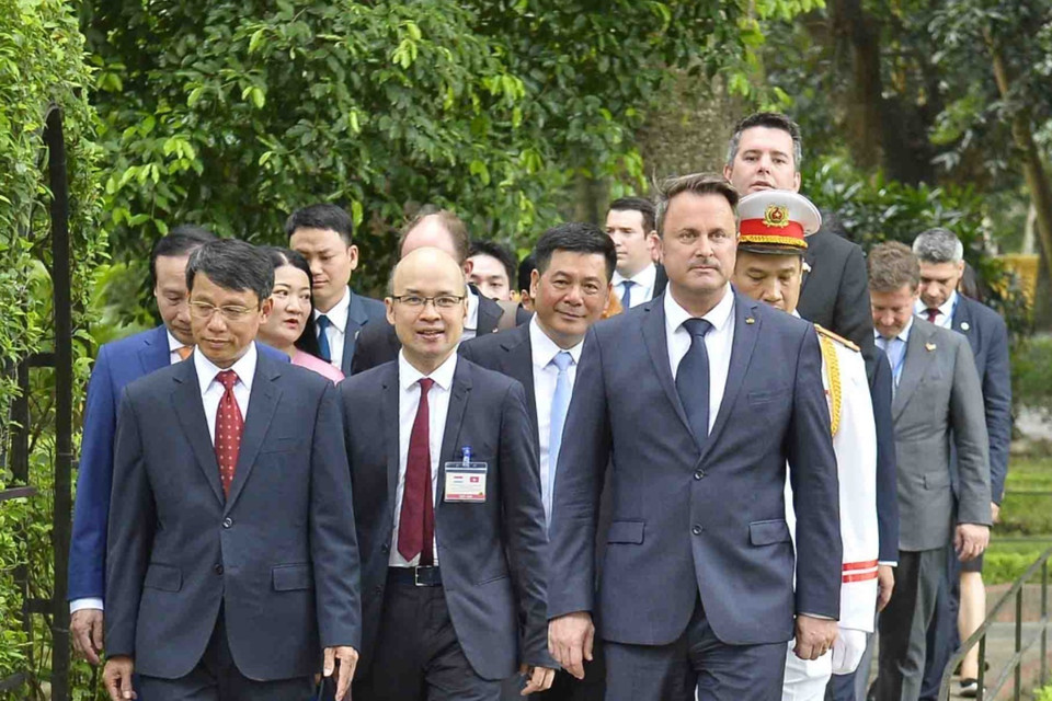 Thủ tướng Đại Công quốc Luxembourg Xavier Bettel và các đại biểu tham quan Khu Di tích Chủ tịch Hồ Chí Minh. (Ảnh: Minh Đức/TTXVN)
