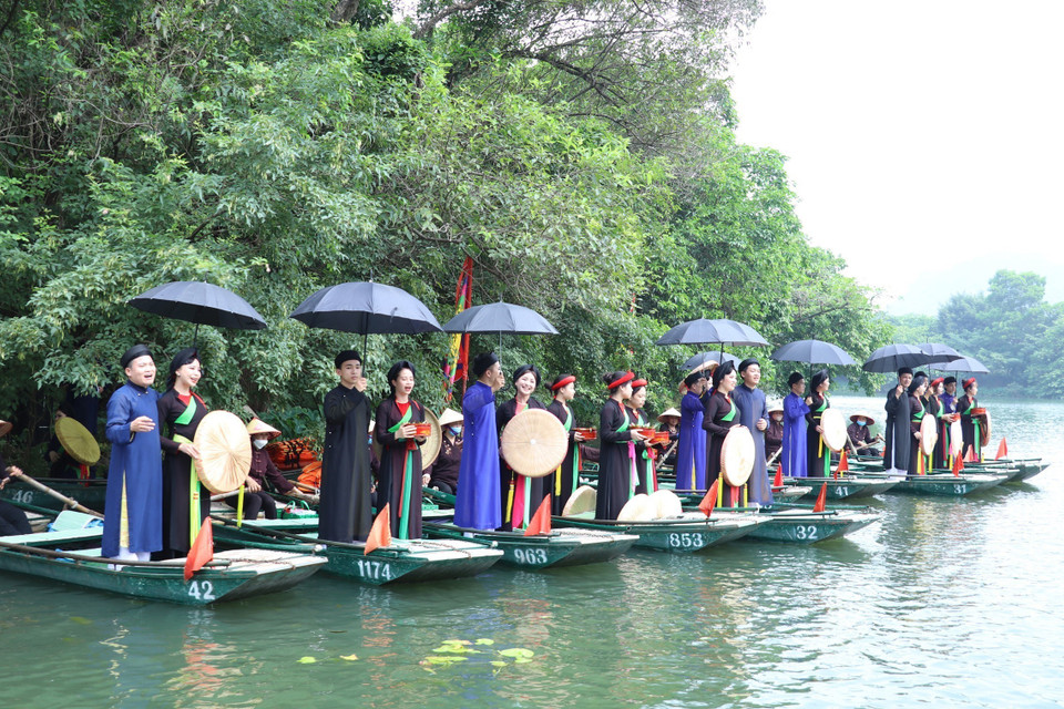Môt tiết mục văn nghệ đặc sắc dọc tuyến đường thủy vào khu hành lễ. (Ảnh: Đức Phương/TTXVN)