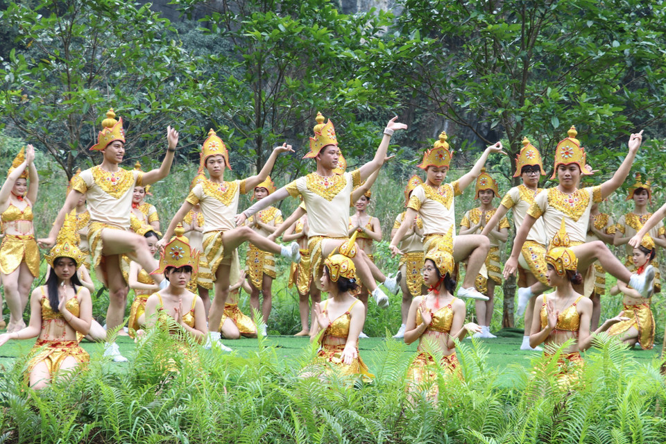 Trên tuyến đường thủy dẫn vào khu hành lễ chính tại khu vực đền Suối Tiên, du khách sẽ được hòa mình vào những làn điệu văn hóa, văn nghệ dân gian truyền thống, đặc sắc các vùng miền trên cả nước. (Ảnh: Đức Phương/TTXVN)