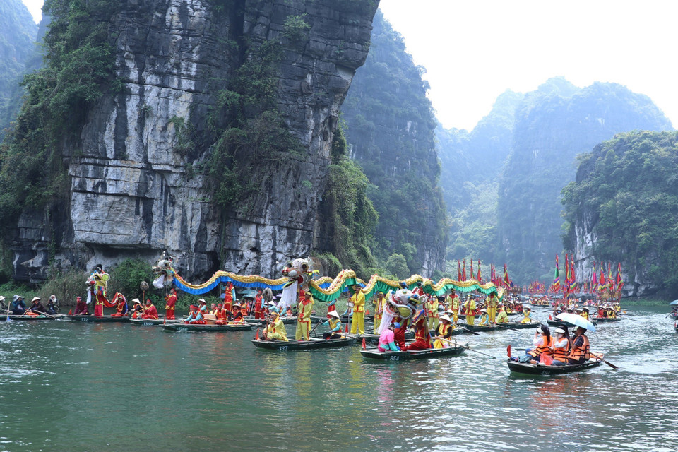Lễ hội Tràng An đã tái hiện những nét chính lịch sử nước ta qua các triều đại Đinh, Lê, Lý, Trần tại mảnh đất Cố đô Hoa Lư. (Ảnh: Đức Phương/TTXVN)