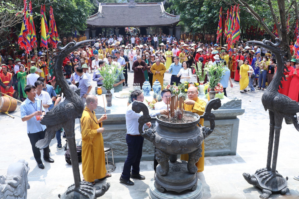 Các đại biểu và du khách thập phương thực hiện nghi lễ dâng hương tại đền Suối Tiên. (Ảnh: Đức Phương/TTXVN)