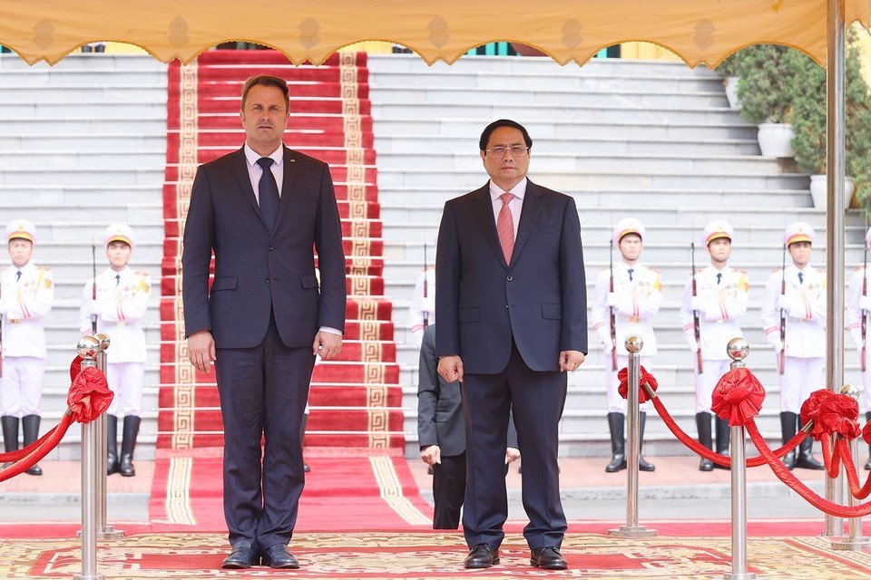 Thủ tướng Phạm Minh Chính và Thủ tướng Đại Công quốc Luxembourg Xavier Bettel nghe quân nhạc cử Quốc thiều hai nước. (Ảnh: Dương Giang/TTXVN)