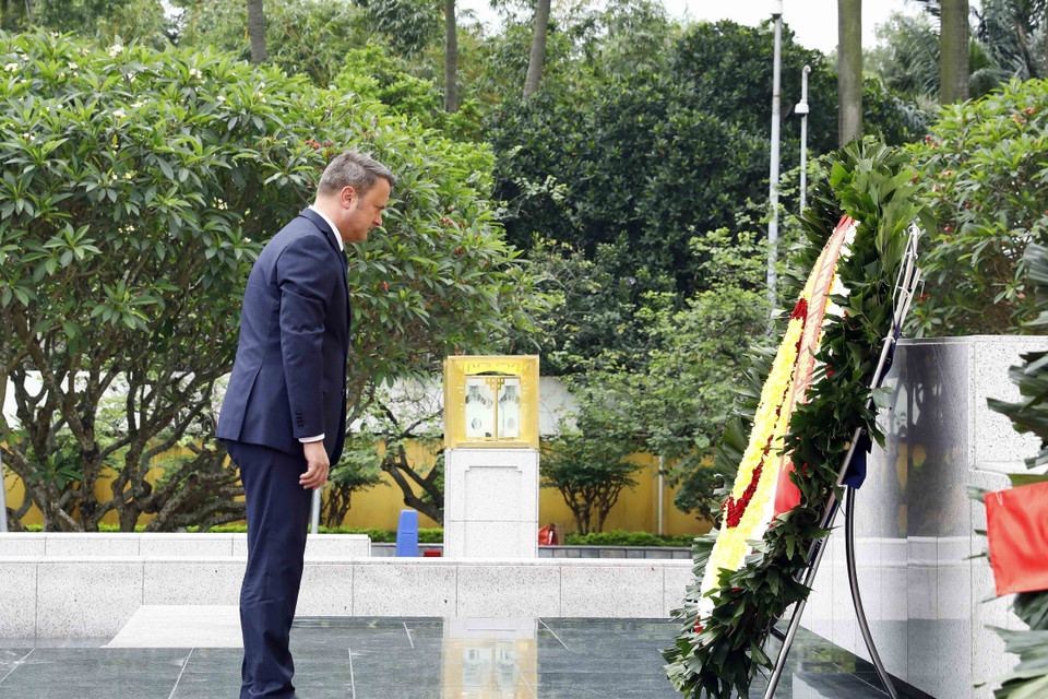 Thủ tướng Đại Công quốc Luxembourg Xavier Bettel tưởng niệm các Anh hùng liệt sỹ. (Ảnh: An Đăng/TTXVN)