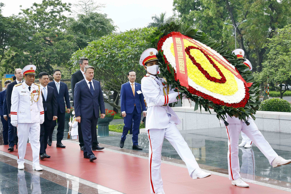Thủ tướng Đại Công quốc Luxembourg Xavier Bettel đến đặt vòng hoa tại Đài tưởng niệm các Anh hùng liệt sỹ. (Ảnh: An Đăng/TTXVN)