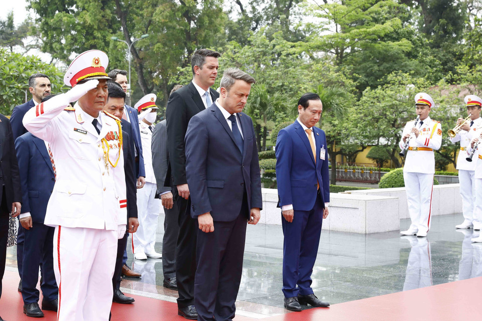 Thủ tướng Đại Công quốc Luxembourg Xavier Bettel tưởng niệm các Anh hùng liệt sỹ. (Ảnh: An Đăng/TTXVN)