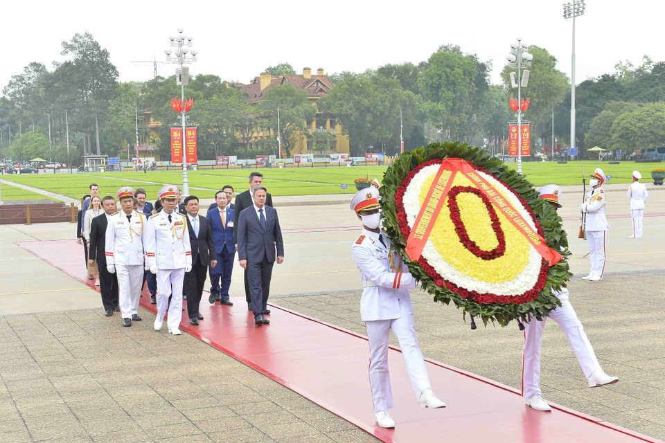 Thủ tướng Đại Công quốc Luxembourg Xavier Bettel tới đặt vòng hoa, vào Lăng viếng Chủ tịch Hồ Chí Minh. (Ảnh: Minh Đức/TTXVN)