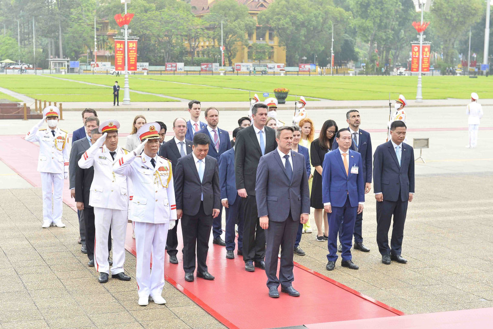 Thủ tướng Đại Công quốc Luxembourg Xavier Bettel tưởng niệm Chủ tịch Hồ Chí Minh. (Ảnh: Minh Đức/TTXVN)
