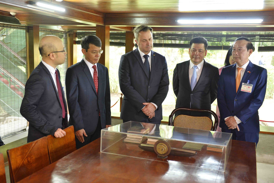 Thủ tướng Đại Công quốc Luxembourg Xavier Bettel tham quan Nhà sàn Bác Hồ trong Khu Di tích Chủ tịch Hồ Chí Minh. (Ảnh: Minh Đức/TTXVN)