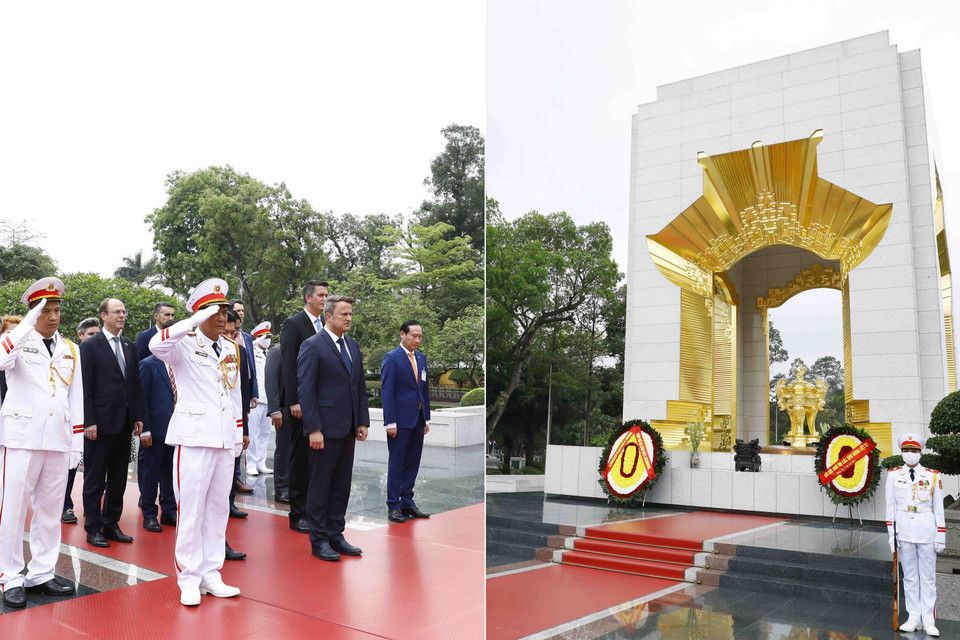 Thủ tướng Đại Công quốc Luxembourg Xavier Bettel đặt vòng hoa tại Đài tưởng niệm các Anh hùng liệt sỹ. (Ảnh: An Đăng/TTXVN)