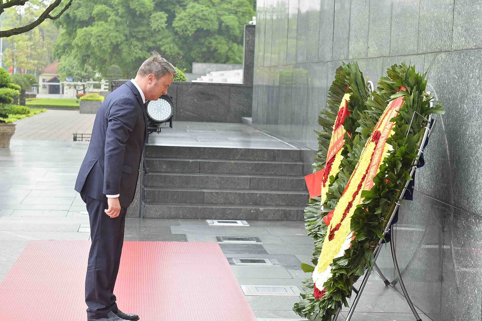 Thủ tướng Đại Công quốc Luxembourg Xavier Bettel đặt vòng hoa tưởng niệm Chủ tịch Hồ Chí Minh. (Ảnh: Minh Đức/TTXVN)