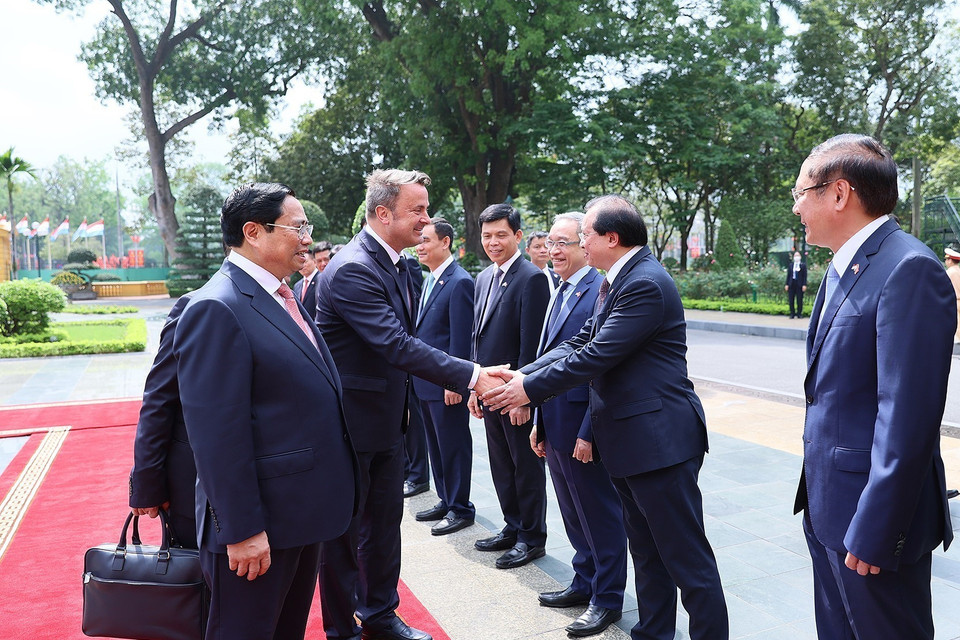 Thủ tướng Phạm Minh Chính giới thiệu với các thành viên đoàn Việt Nam với Thủ tướng Đại Công quốc Luxembourg Xavier Bettel. (Ảnh: Dương Giang/TTXVN)