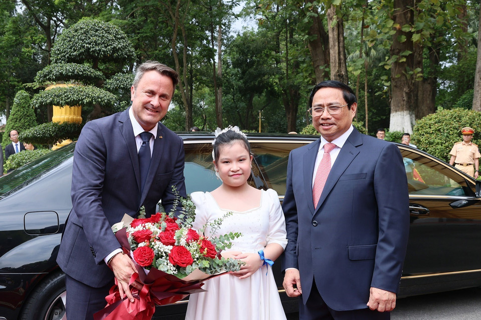 Thiếu nhi Thủ đô chào mừng Thủ tướng Đại Công quốc Luxembourg Xavier Bettel thăm chính thức Việt Nam. (Ảnh: Dương Giang/TTXVN)