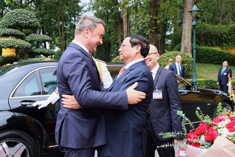 Thủ tướng Phạm Minh Chính đón Thủ tướng Đại Công quốc Luxembourg Xavier Bettel. (Ảnh: Dương Giang/TTXVN)