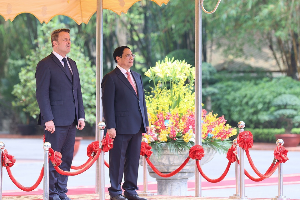  Thủ tướng Phạm Minh Chính và Thủ tướng Đại Công quốc Luxembourg Xavier Bettel nghe quân nhạc cử Quốc thiều hai nước. (Ảnh: Dương Giang/TTXVN)