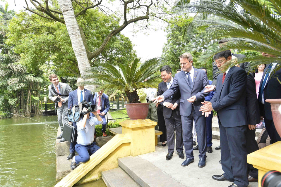 Thủ tướng Đại Công quốc Luxembourg Xavier Bettel tham quan ao cá Bác Hồ trong Khu Di tích Chủ tịch Hồ Chí Minh. (Ảnh: Minh Đức/TTXVN)