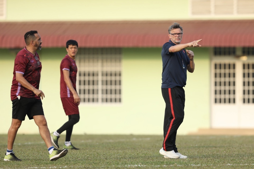 Huấn luyện viên Philippe Troussier chỉ đạo buổi tập. (Ảnh: Minh Quyết/TTXVN)