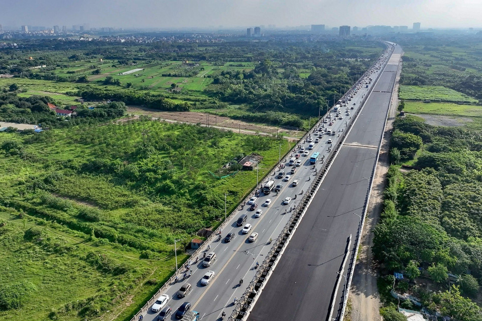 Cầu Vĩnh Tuy 2 có 8 làn xe, trong đó có 4 làn xe ôtô, 2 làn đường xe buýt và làn xe thô sơ. (Ảnh: Trung Nguyên/TTXVN)