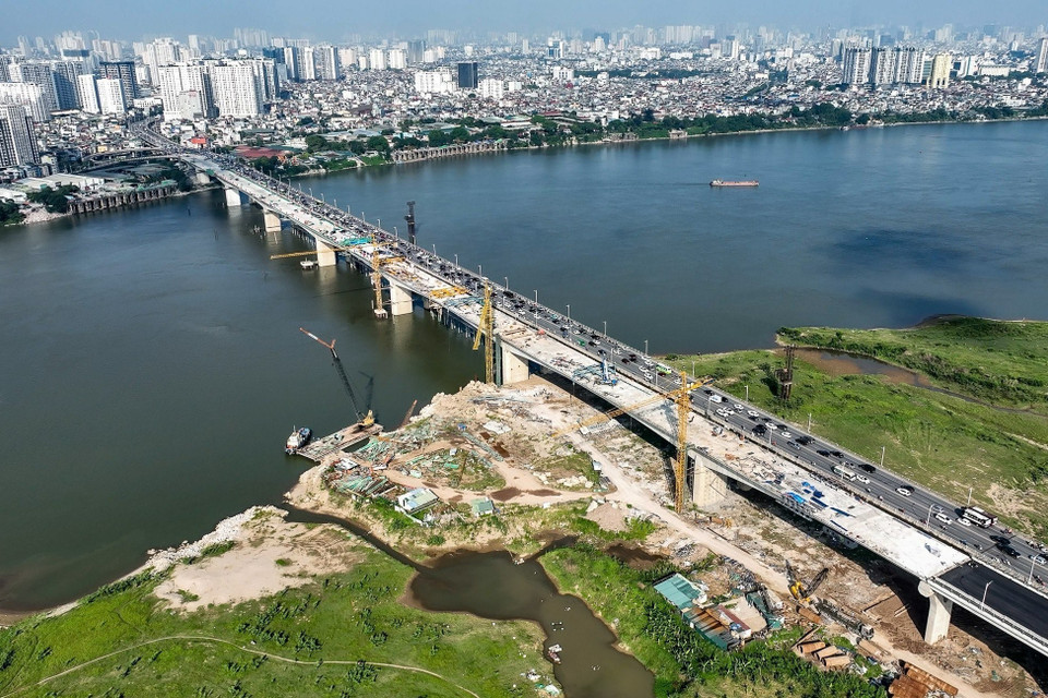 Việc hợp long cầu chính vượt dòng chủ sông Hồng đánh dấu mốc quan trọng, nối liền giữa hai phần dầm cầu đúc hẫng bờ phía quận Hai Bà Trưng và quận Long Biên. (Ảnh: Trung Nguyên/TTXVN)