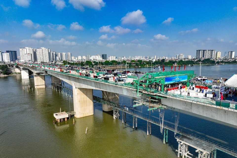 Các đơn vị thi công sẽ tiếp tục hoàn thiện gờ bêtông lan can, lắp đặt hệ thống chiếu sáng và cảnh quan, cây xanh, thảm bêtông nhựa, sơn kẻ tổ chức giao thông để thông xe cầu Vĩnh Tuy 2 trước ngày 2/9. (Ảnh: Trung Nguyên/TTXVN)