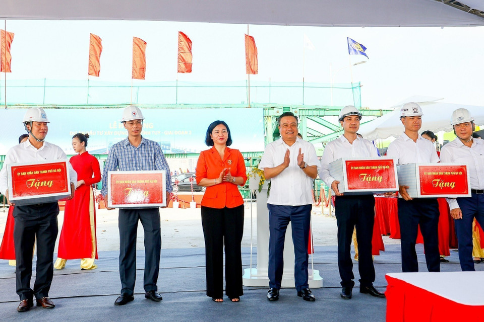 Lãnh đạo thành phố Hà Nội tặng quà cho các tập thể đã có thành tích tốt trong công tác xây dựng cầu Vĩnh Tuy 2. (Ảnh: Trung Nguyên/TTXVN)