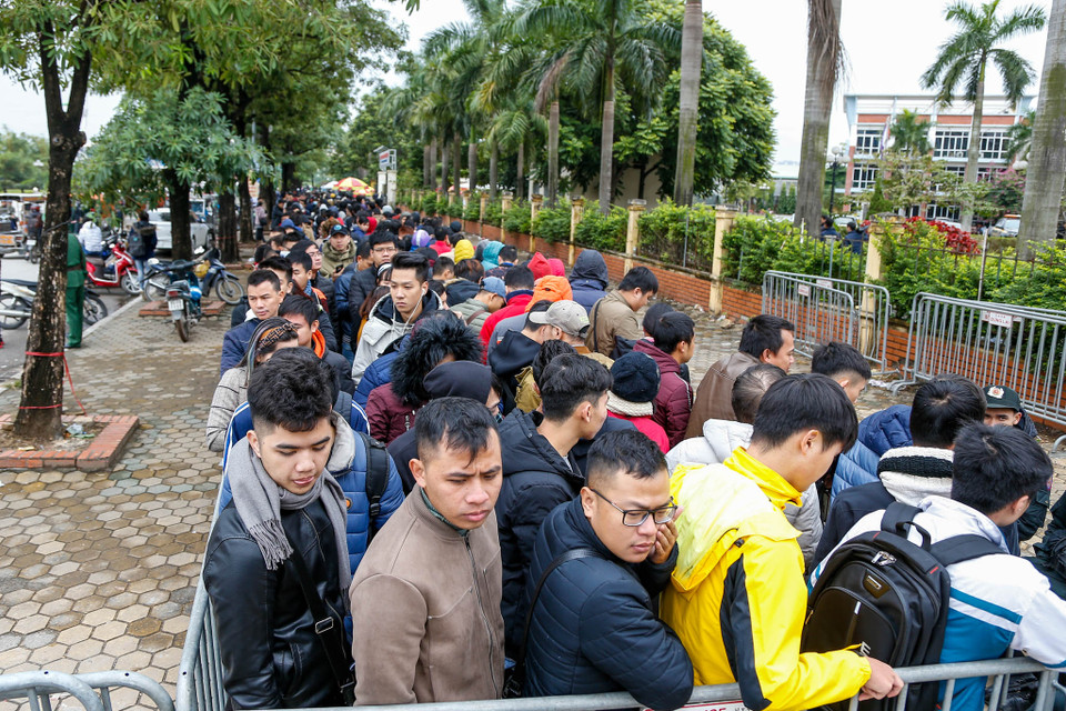 Theo thông báo của Liên đoàn bóng đá Việt Nam (VFF), những người mua vé thành công trong đợt mở bán vé trực tuyến ngày 10/12 vừa qua sẽ nhận vé vào hai ngày là 13/12 và 14/12. (Ảnh: Minh Sơn/Vietnam+) 