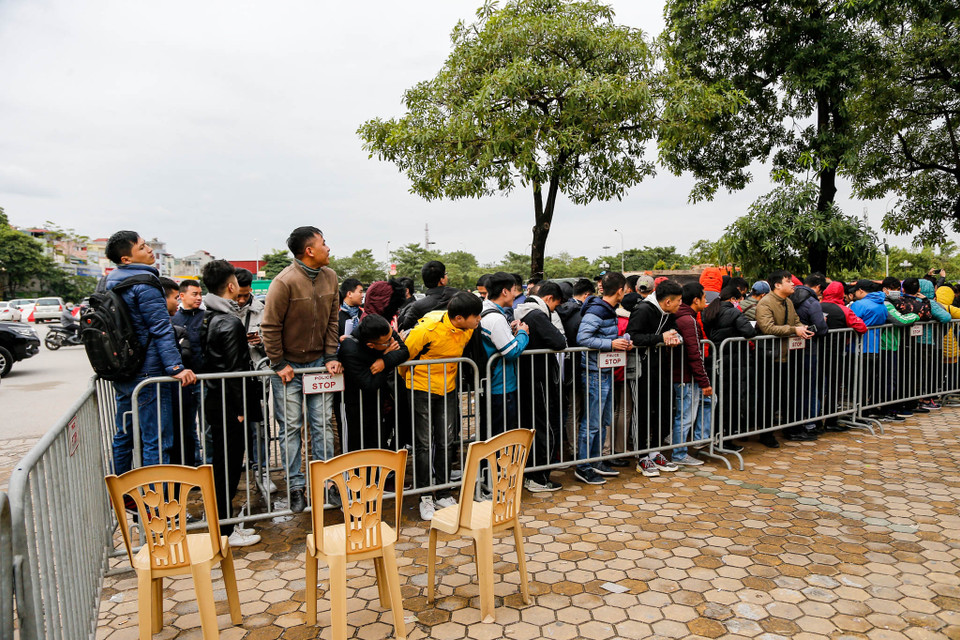 Người mua sẽ phải xếp hàng từ vòng ngoài để chờ đến lượt. (Ảnh: Minh Sơn/Vietnam+) 