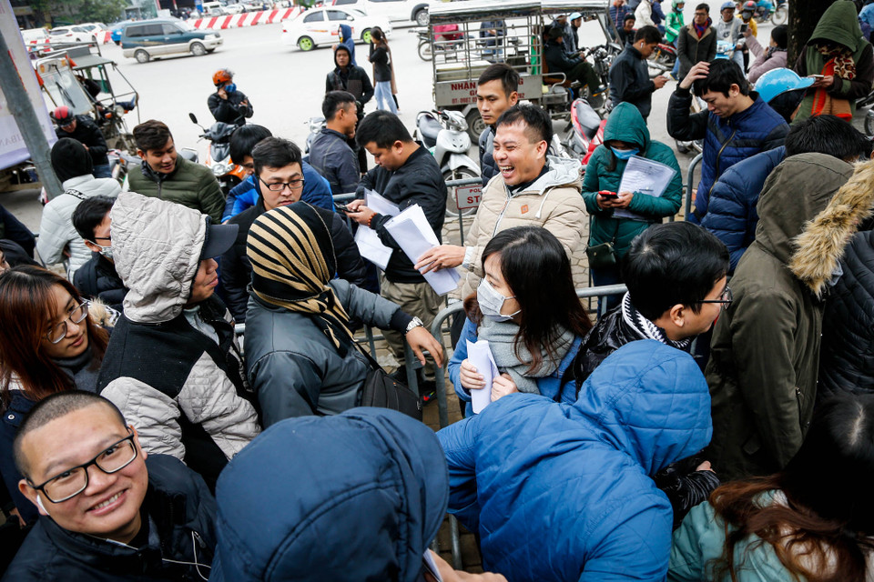 Nhiệt độ ngoài trời khá lạnh cũng không ngăn được niềm hứng khởi của những cổ động viên 'may mắn' nhất khi đặt được vé. (Ảnh: Minh Sơn/Vietnam+) 