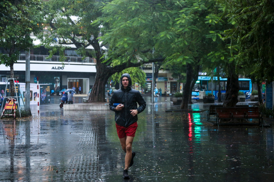 Mặc dù đã 7 giờ sáng nhưng trên phố cổ không có nhiều người ra đường tập thể dục như mọi ngày. (Ảnh: Minh Sơn/Vietnam+)