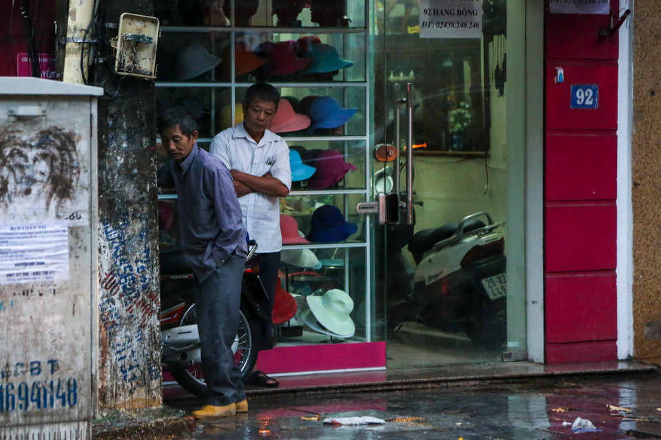 Thời tiết Hà Nội được dự báo trong sáng 10/10 còn có mưa rào và dông.Trời chuyển lạnh với nhiệt độ thấp nhất phổ biến 20-22 độ. (Ảnh: Minh Sơn/Vietnam+)