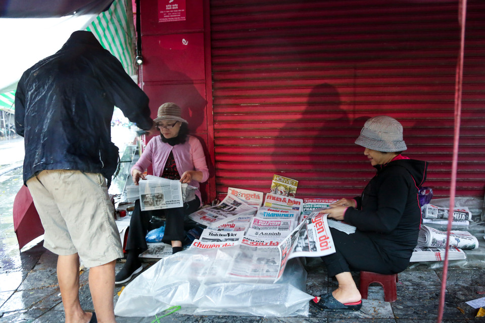 Người dân Thủ đô đã bắt đầu mặc áo khoác ra đường. (Ảnh: Minh Sơn/Vietnam+)