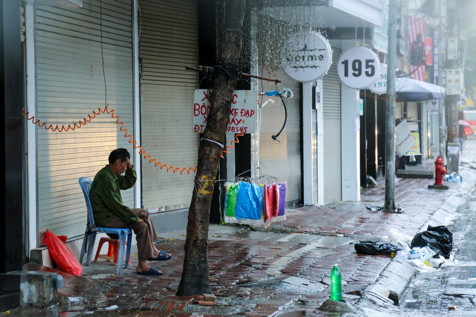 Không khí lạnh tràn về từ đêm 9/9 khiến nhiệt độ tại Hà Nội giảm sâu. (Ảnh: Minh Sơn/Vietnam+)
