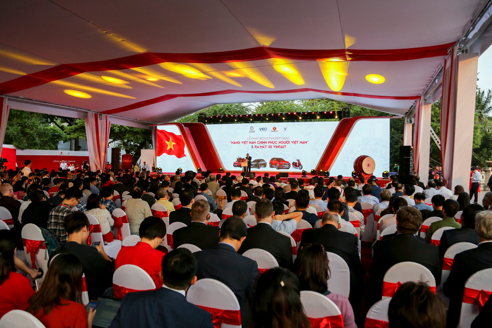 Sự kiện ra mắt xe VinFast đã thu hút nhiều sự chú ý của công chúng trong buổi lễ tại Công viên Thống Nhất chiều 20/11 (Ảnh: Minh Sơn/Vietnam+)