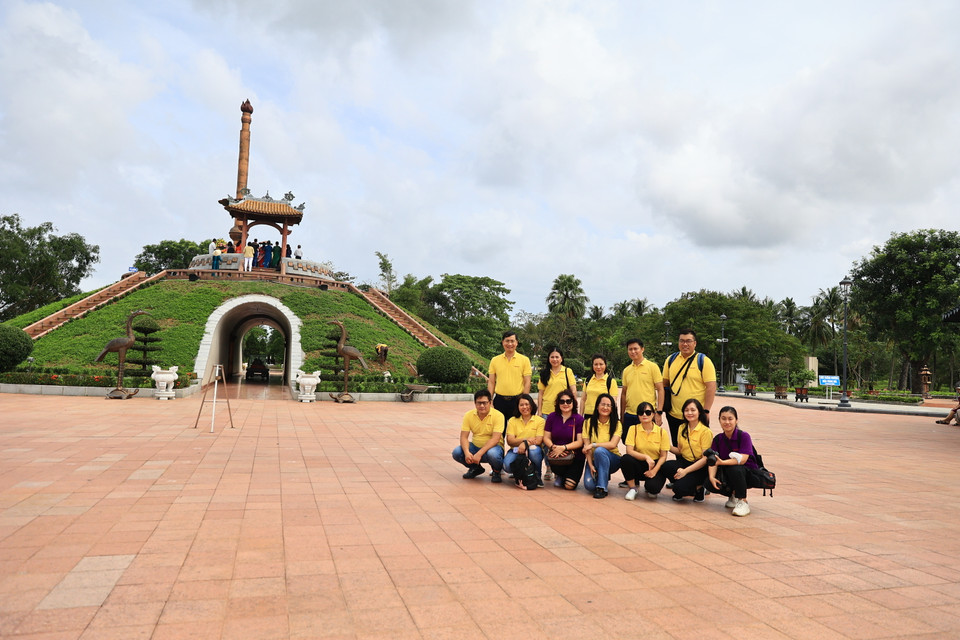 Đoàn Báo Điện tử VietnamPlus chụp ảnh lưu niệm tại Thành cổ Quảng Trị.(Ảnh: Minh Sơn/Vietnam+)