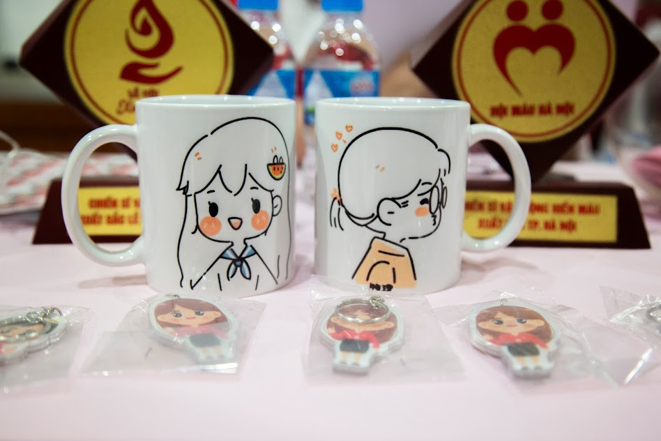 Những món quà dành tặng cho người hiến máu. (Ảnh: PV/Vietnam+)