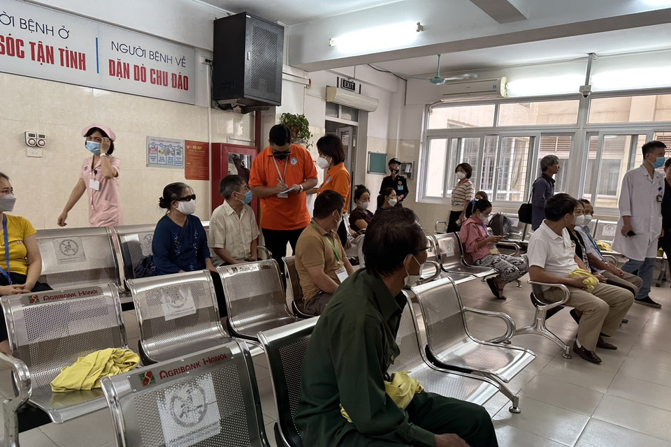 Người dân chờ tới lượt khám tại Bệnh viện Mắt Trung ương. (Ảnh: T.G/Vietnam+)