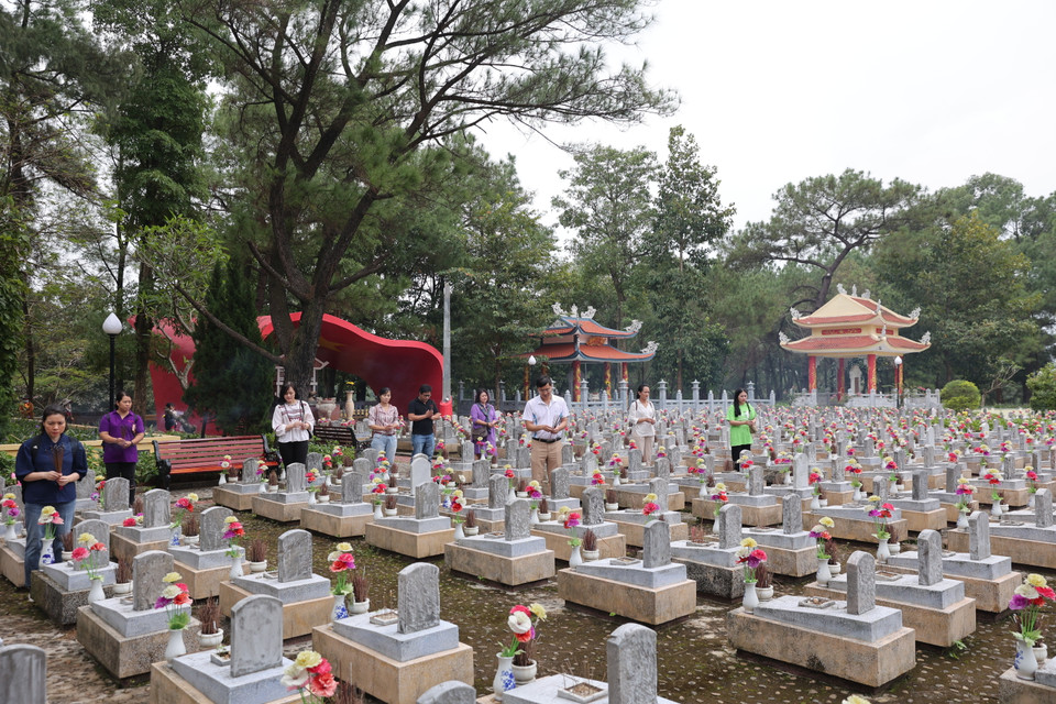 Thắp hương tại Nghĩa trang Liệt sỹ Quốc gia Trường Sơn. (Ảnh: Minh Sơn/Vietnam+)