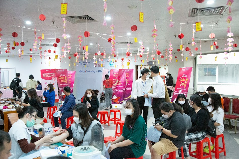  Đến nay, mỗi kỳ Lễ hội Xuân hồng được tổ chức kéo dài trong nhiều ngày, tại nhiều địa điểm và tiếp nhận 8.000-10.000 đơn vị máu.(Ảnh: PV/Vietnam+)