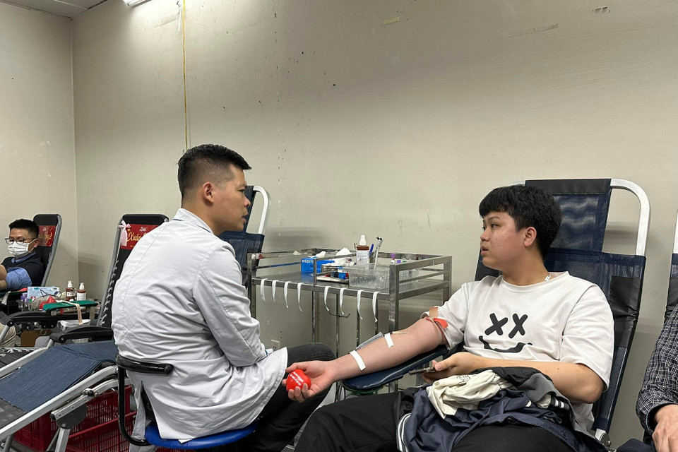  Nhiều người cho rằng hiến máu là hoạt động chia sẻ thiện nguyện, mang lại may mắn cho gia đình.(Ảnh: PV/Vietnam+)