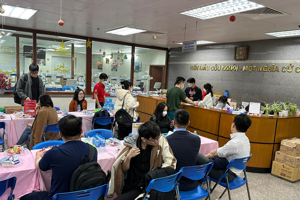  Trong tháng 12/2022 và tháng 1/2023, Viện đã tiếp nhận được trên 57.000 đơn vị máu. Lượng máu tiếp nhận này đã giúp Viện bảo đảm cung cấp máu ổn định cho hơn 180 bệnh viện tại Hà Nội và các tỉnh phía Bắc. (Ảnh: PV/Vietnam+)