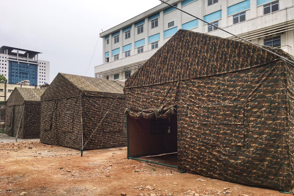 Đêm 28/3, Quân đội đã hỗ trợ Bệnh viện Bạch Mai dựng lên một bệnh viện dã chiến trong khuôn viên. (Ảnh: Đặng Tú/Vietnam+)