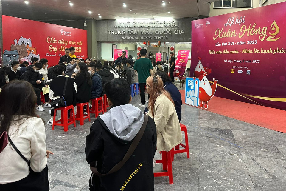  Xuân hồng là lễ hội duy nhất mà người đến tham dự không mong cầu điều gì cho bản thân, gia đình, mà để trao tặng những giọt máu quý giá của mình.(Ảnh: PV/Vietnam+)