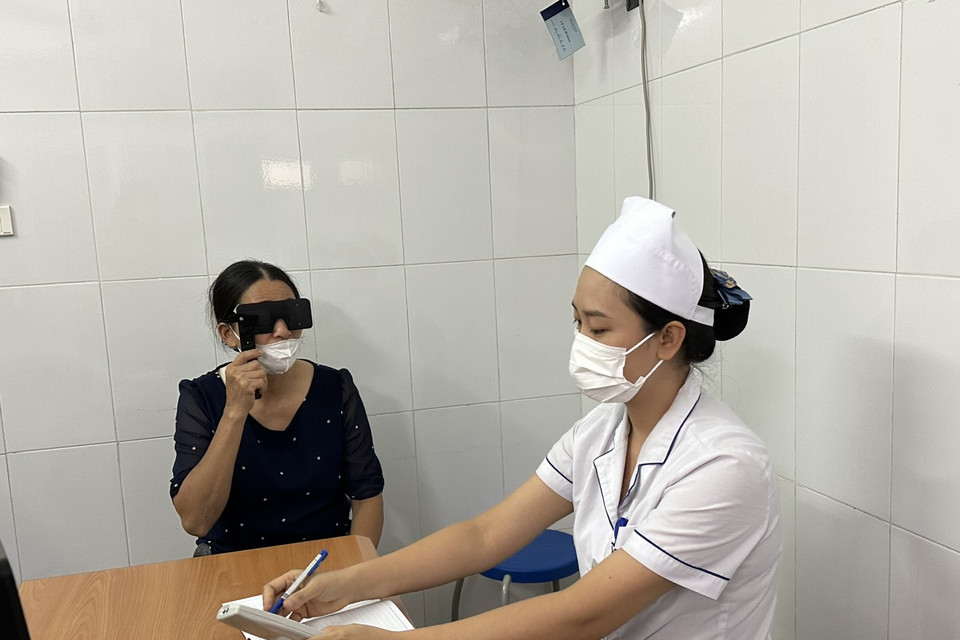 Bác sỹ theo dõi, kiểm tra các chỉ số về mắt cho người cao tuổi. (Ảnh: T.G/Vietnam+)